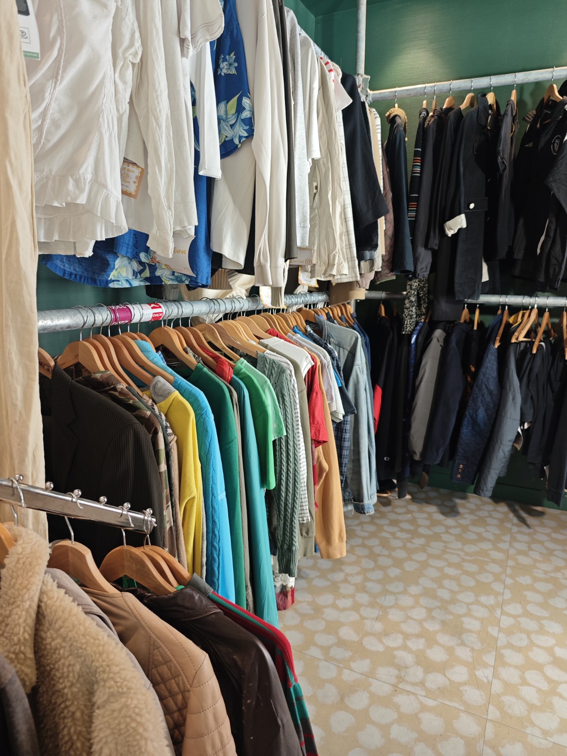 Sélection de vêtements de seconde main dans la friperie La Micuiterie