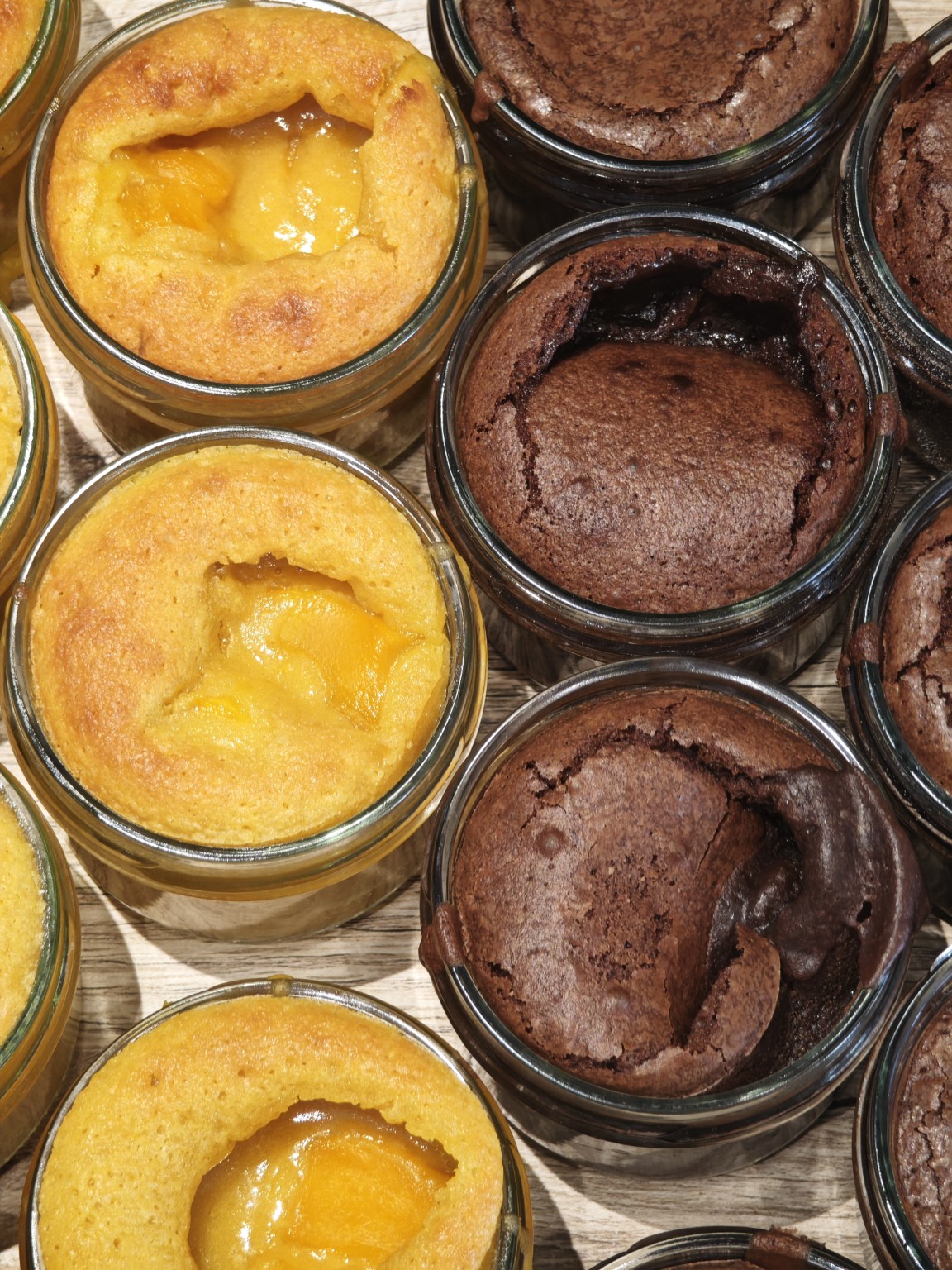 Assortiment de mi-cuits chocolatés et fruités à emporter