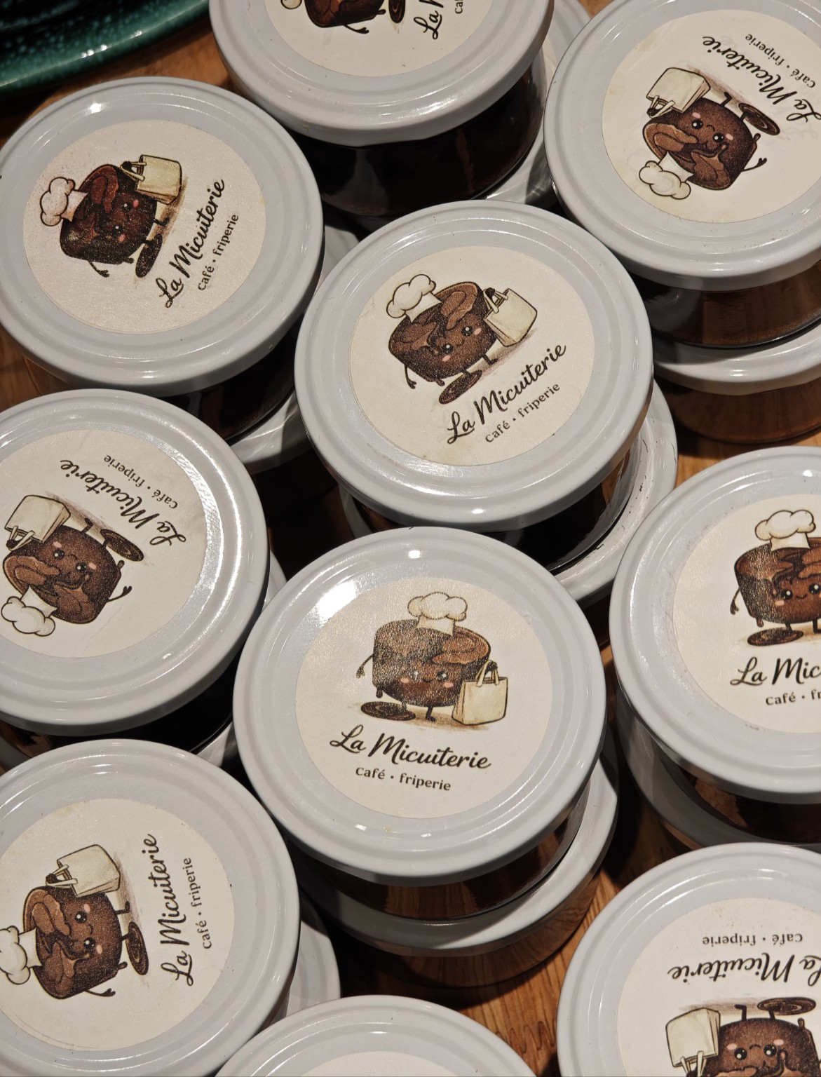 Pots de mi-cuits avec le logo La Micuiterie